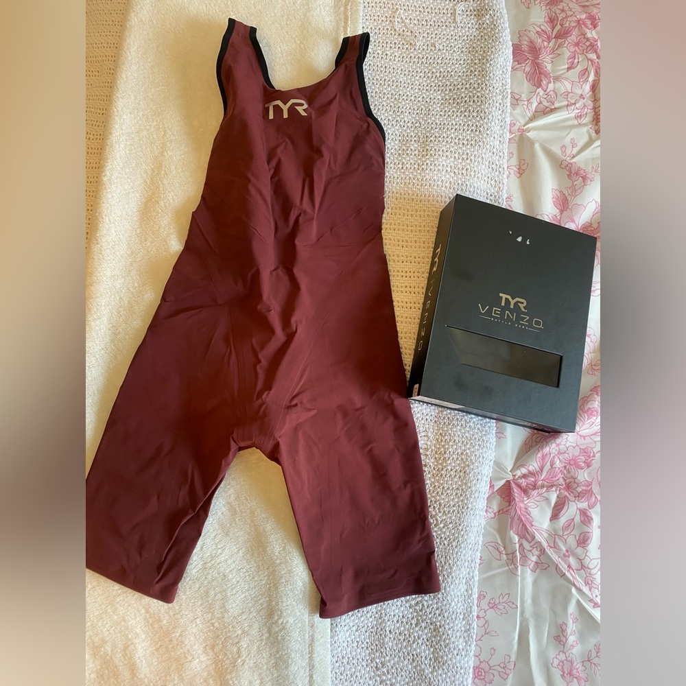 Women's Venzo Closed Back Tech Suit Swimsuit NEVER WORN size 23